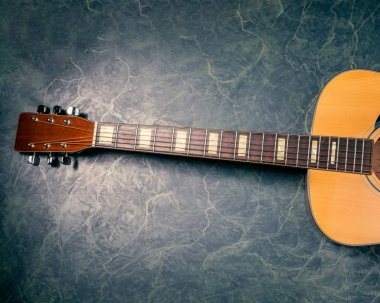 yeşil, mavi mermer zemin, müzik konsepti üzerine akustik gitar.