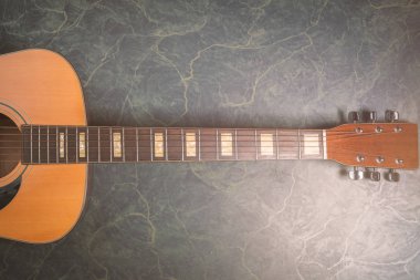 yeşil, mavi mermer zemin, müzik konsepti üzerine akustik gitar.