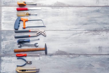 gri arka plan üzerinde inşaat aracı