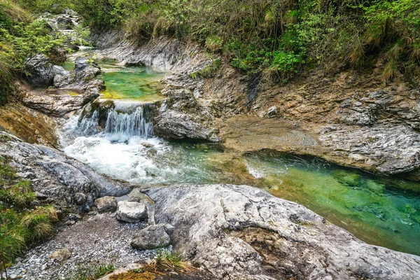 Apró vízesés a val Vertova — Stock Fotó