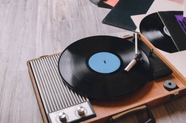 Gri ahşap üzerinde eski gramofon 