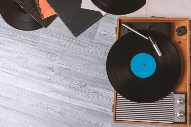 Gri ahşap masada gramofon