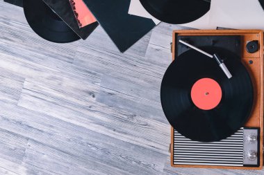 Gri arka planda turntable vinil kayıt oynatıcı