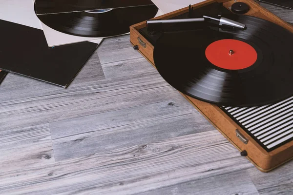 Starszy gramofon płyty winylowe na szarym drewnianym — Zdjęcie stockowe