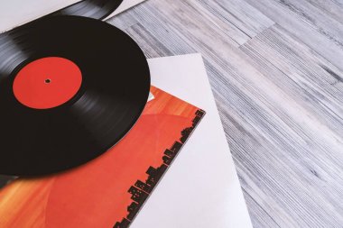 arka planda albüm ve vinil kayıt kapsar
