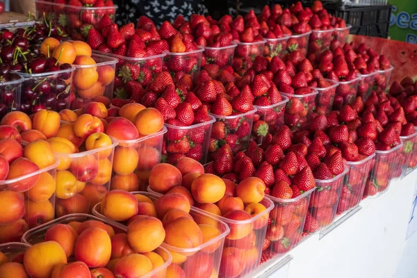 Korb mit reifen roten Erdbeeren und Aprikosen — Stockfoto