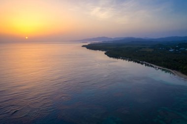 Gün doğumunda Bahia plajının drone çekimi