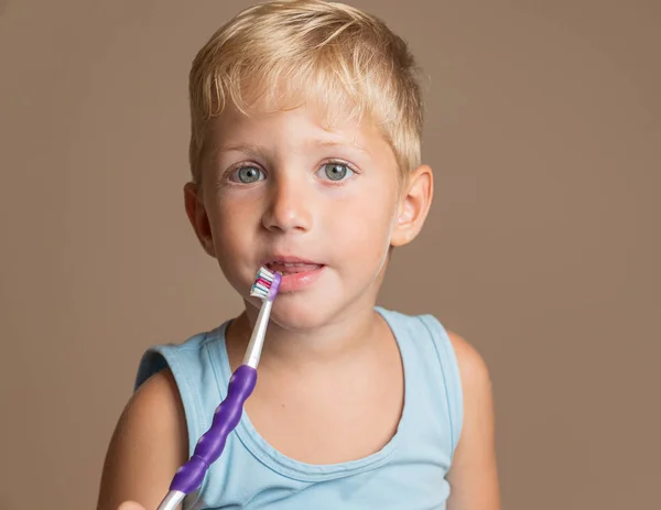 Niño niño cepillándose los dientes — Foto de Stock