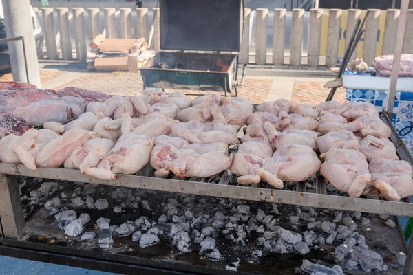 BBQ pollo crudo alineado — Foto de Stock