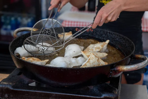 Dumplings fritos en sartén de aceite caliente — Foto de Stock