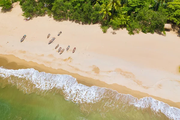 Drönarvy över båtar förtöjd på stranden — Stockfoto