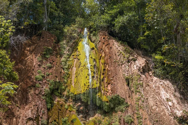 Maravillosa vista desde abajo de la cascada tropical de El Limón — Foto de Stock
