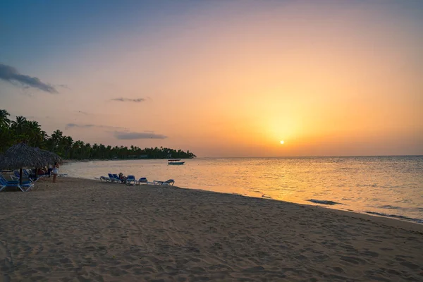 Turista en la playa al atardecer —  Fotos de Stock