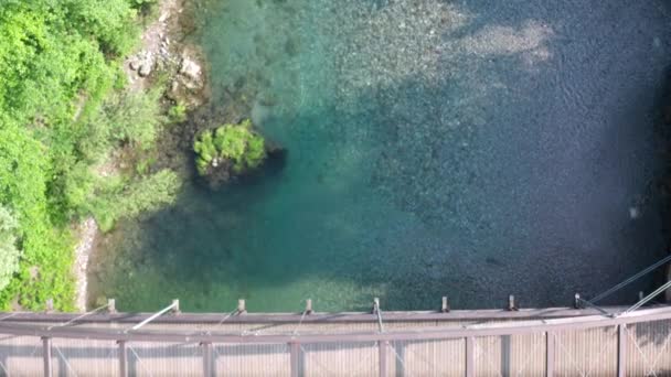 Dronel uitzicht op de Serio rivier en de oude brug — Stockvideo