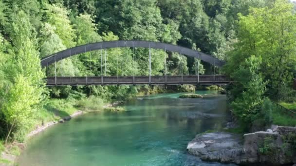 Dronel uitzicht op de Serio rivier en de oude brug — Stockvideo