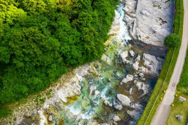 Gün boyunca Serio nehrinin insansız hava aracı görüntüsü, Val Seriana Bergamo.