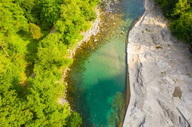 Gün boyunca Serio nehrinin insansız hava aracı görüntüsü, Val Seriana Bergamo.