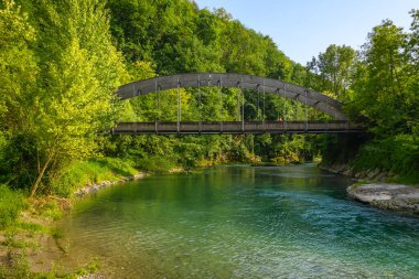 Serio nehri ve eski köprünün insansız hava aracı görüntüsü, Val Seriana Bergamo.