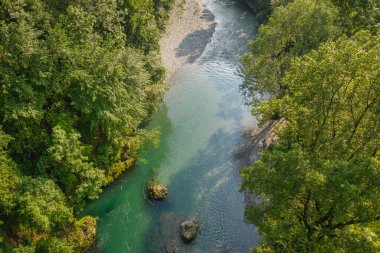 Gün boyunca Serio nehrinin insansız hava aracı görüntüsü, Val Seriana Bergamo.