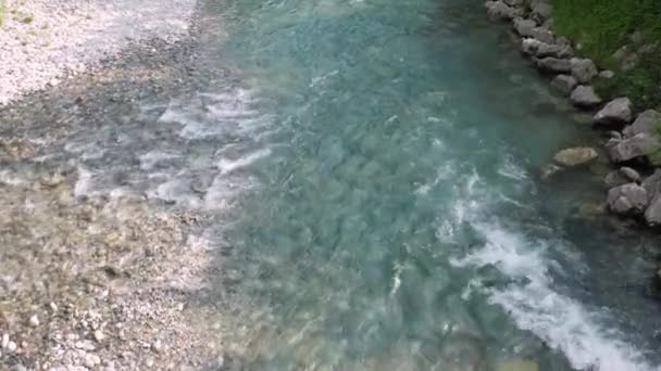 Вид згори на річку Серіо. — стокове відео
