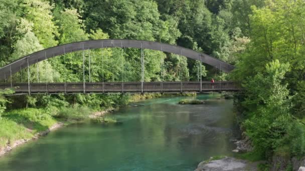 Flygfoto över Serio floden och gamla bron — Stockvideo