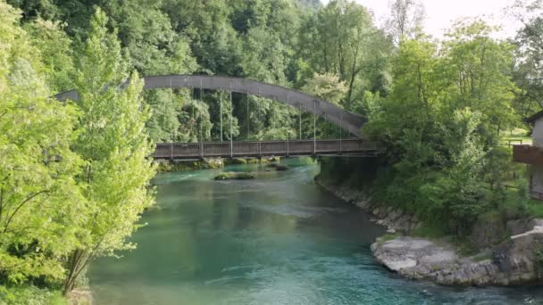 Luchtfoto van de Serio rivier en de oude brug — Stockvideo