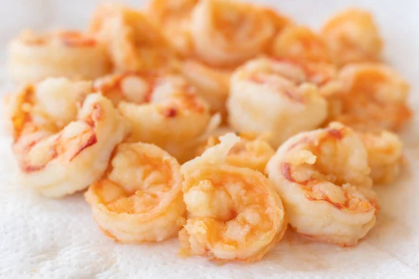 Langostinos Fritos Pelados Aislados Sobre Fondo Blanco — Foto de Stock