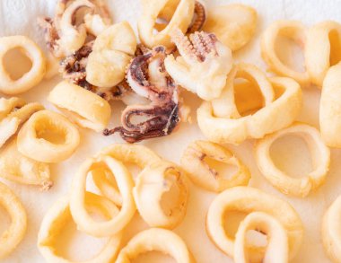 Beyaz arka planda izole edilmiş kızarmış mürekkep balığı veya ahtapot (kalamar)