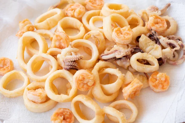 Gebratene Tintenfische Oder Tintenfische Calamari Und Garnelen Isoliert Auf Weißem — Stockfoto