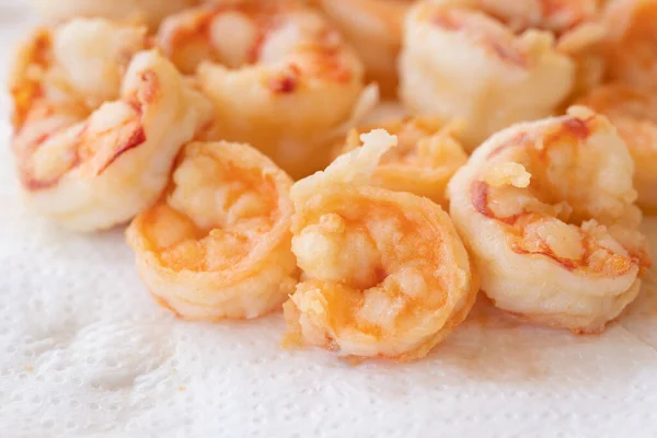 Langostinos Fritos Pelados Aislados Sobre Fondo Blanco — Foto de Stock