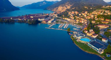 Gündoğumunda Iseo Gölü 'nün havadan görünüşü, sağ tarafta aşk limanı, arka plan dağları (Alpler), Bergamo İtalya.