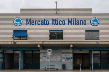 Milan, İtalya-09 19-2020: Milano 'daki balık toptan pazarının (mercato ittico Milano) ana girişi.