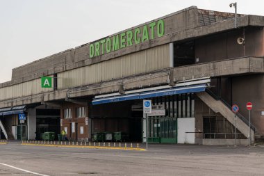 Milan, İtalya-09 19-2020: Milano 'daki sebze ve meyve Toptan Pazarı' na gün içinde genel bakış.