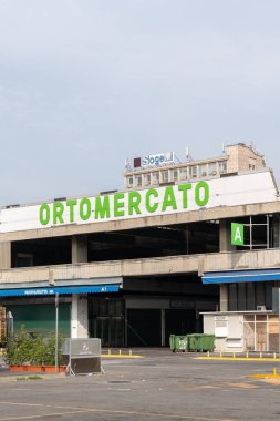 Milan, İtalya-09 19-2020: Milano 'daki sebze ve meyve Toptan Pazarı' na gün içinde genel bakış.