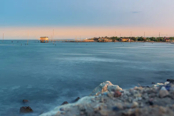 Tipik Talyan Balıkçı Tekneli Balıkçı Kulübeleri Trabucco Harika Bir Günbatımında — Stok fotoğraf