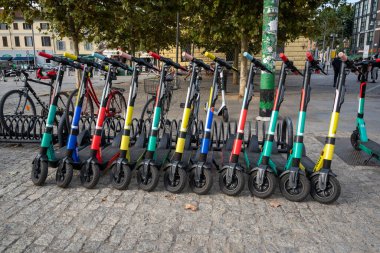 Milan, İtalya-29 Eylül 2020: Milano Şehir Merkezi 'nde Halka Açık Paylaşım İçin Elektrikli Scooter' lar, akıllı telefon uygulamalı şehir aracı kiralama. Sıfır emisyon yeşil eko enerji.