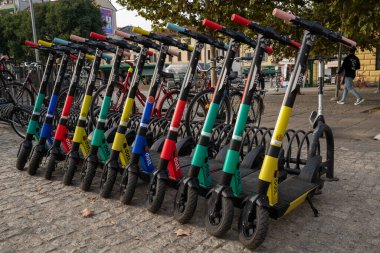 Milan, İtalya-29 Eylül 2020: Milano Şehir Merkezi 'nde Halka Açık Paylaşım İçin Elektrikli Scooter' lar, akıllı telefon uygulamalı şehir aracı kiralama. Sıfır emisyon yeşil eko enerji.