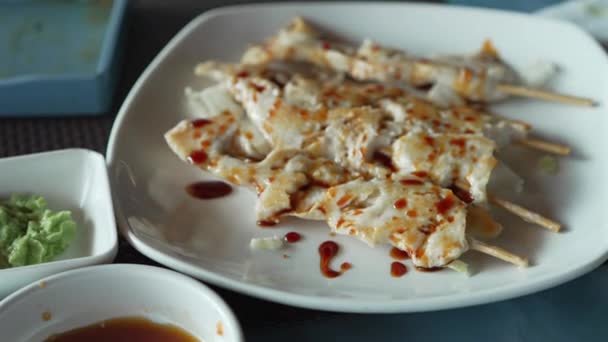 Teriyaki Σουβλάκια Κοτόπουλου Στο Πιάτο Στο Εστιατόριο Αργή Κίνηση Σουτ — Αρχείο Βίντεο