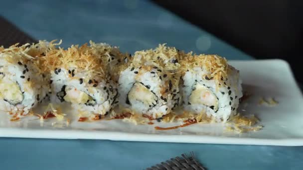 Panning Shot Van Ebi Ten Roll Close View Sushi Set — Stockvideo
