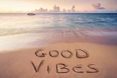 Dominik Cumhuriyeti, gün batımında kumlu sahilde el yazısıyla iyi titreşimler.