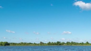 Paninsky gölet, Moscow region rüzgarlı bir günde, Rusya. Su yüzeyinde dalga dalgalanma. Kuvvetli rüzgar. Kümülüs küçük bulutlar. 4k, 3840 x 2160, timelapse.