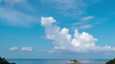 Doğum denize görebilsin. Orta atış. Katic ve Adriyatik Denizi, Karadağ, Petrovac, Lucice Sveta şeridinde Adaları. 4k, 3840 x 2160, Timelapse.