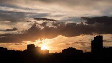 Moscow region, Rusya Federasyonu. Timelapse parlak günbatımı ve bulutlar. 4k, 3840 x 2160. Çerçeve sığdırmak için Ölçeklendir.