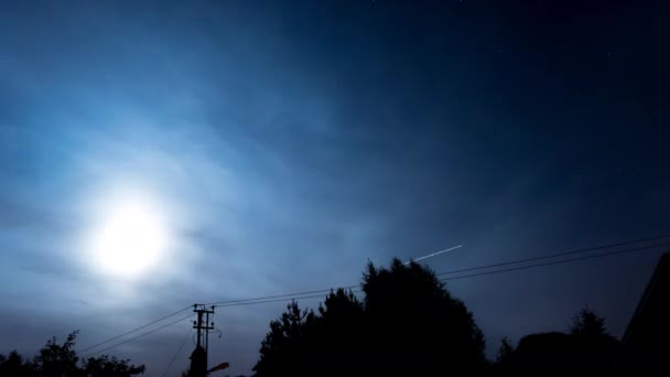 Lua Com Halo Sobe Contra Fundo Nuvens Embaçadas 3840X2160 Desfasamento — Vídeo de Stock