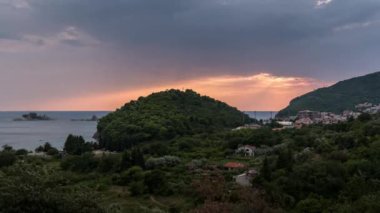 Karanlık Rüzgar kıyamet endişeli günbatımı geceye Dağları arka plan üzerinde inişli çıkışlı. Zaman atlamalı 4k, 3840 x 2160.