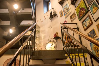 Zelenogradsk, Kaliningrad bölgesi, Rusya - 2 Temmuz, 2019. Kedilerin sanat müzesi. Murarium. Rusya 'nın en büyük kedi resimleri ve oyuncakları koleksiyonu. İç mekan.