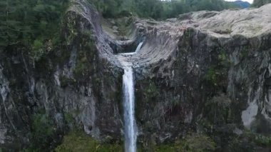 Şili Ormanı 'ndaki Rocky Cliff' ten Görkemli Şelale yükseliyor. Yüksek kalite 4k görüntü