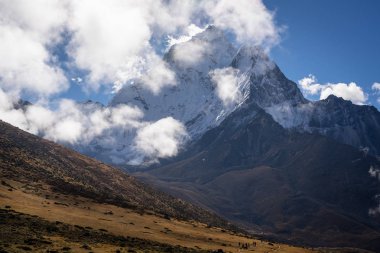 Ama Dablam dağ tepe arkasında yürüyüşçülerin trekking, Everest bölgesi Nepal, Asya