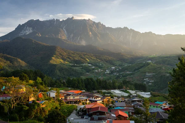 Kinabalu Dağı massif içinde sabah güneşin doğuşunu, Boneo Adası, Sabah, Malezya, Asya