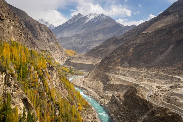 Mavi nehir ve sonbahar sezonu sarı renk yaprak Hunza Vadisi, Pakistan, Asya